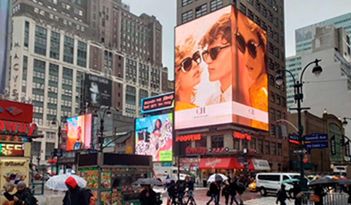 Why the marketing specialists increased their advertising OOH budget in 2022?